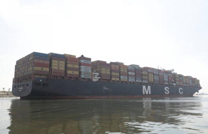 جنوح سفينة حاويات بقناة السويس