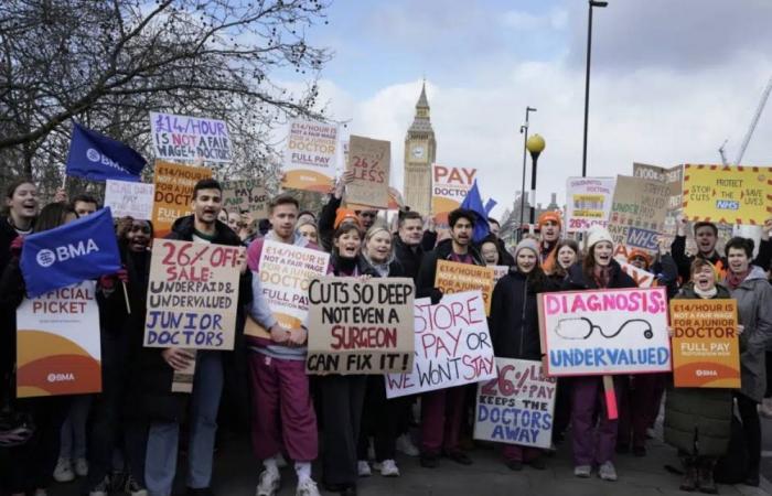 إضراب عشرات الآلاف من الأطباء في إنجلترا
