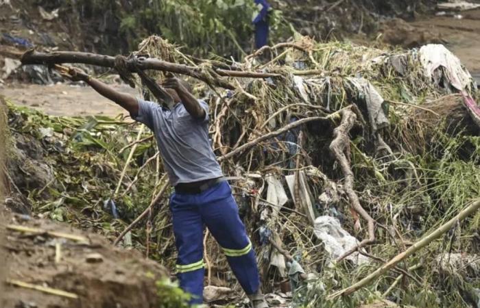 إعصار فريدي يبتعد بعد أن أحدث الدمار في جنوب إفريقيا