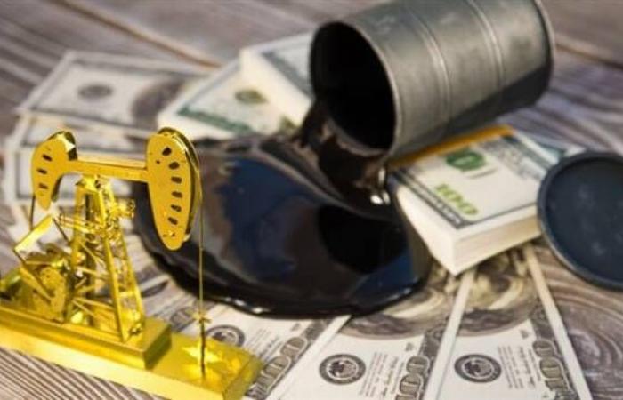 انخفاض أسعار النفط والذهب مقابل ارتفاع الدولار وسط ترقب لقرار الفيدرالي