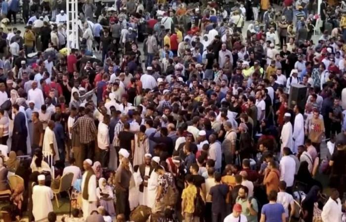 حشود الفارين من الحرب تتضخم في السودان