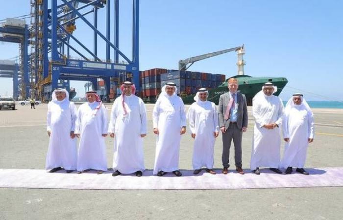 وزير النقل يتفقد أعمال المناطق اللوجستية وحركة الملاحة في ميناء جدة الإسلامي
