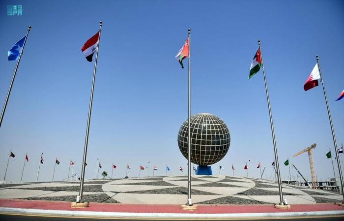 أعلام الدول المشاركة في القمة العربية تزين جدة