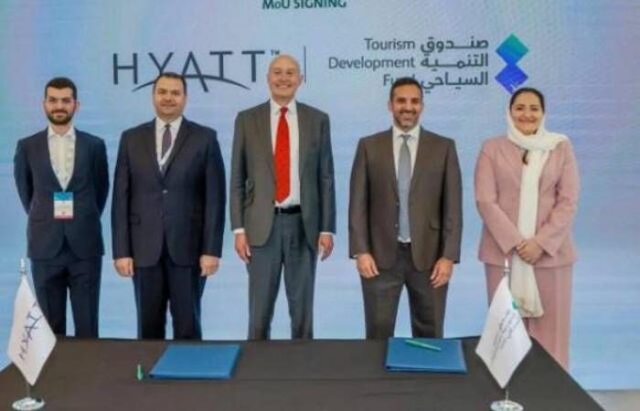 "الصندوق السياحي" يوقع اتفاقية مع "حياة للفنادق" لتطوير وجهات الضيافة بالسعودية