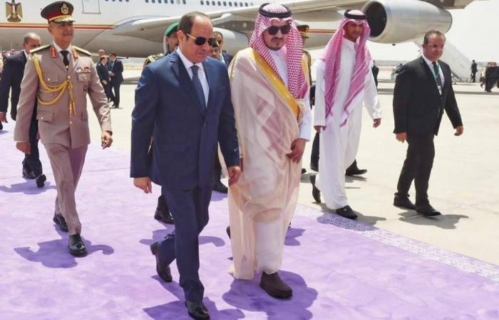 ملك البحرين يصل جدة للمشاركة في القمة العربية