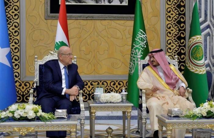 ملك البحرين يصل جدة للمشاركة في القمة العربية