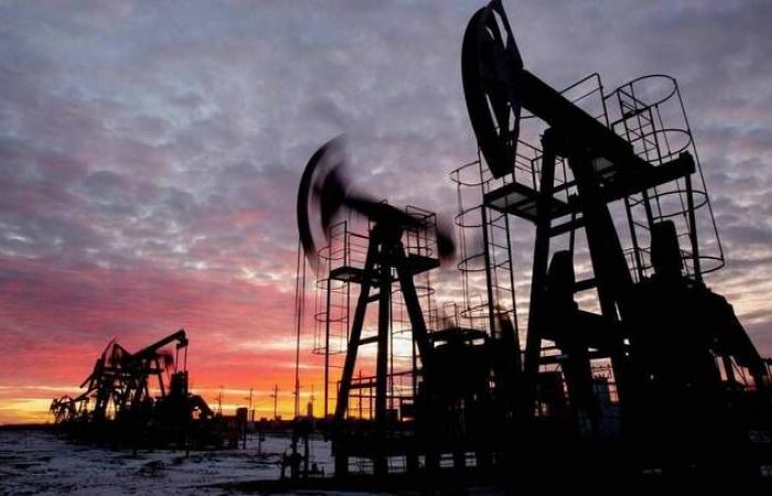 النفط يتراجع مع تجاهل المستثمرون لمخاوف خفض الإنتاج