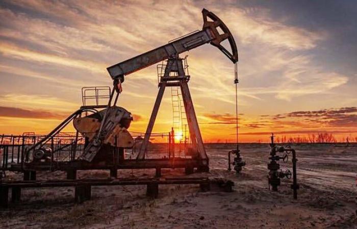 النفط يقترب من أدنى مستوياته في ثلاثة أشهر