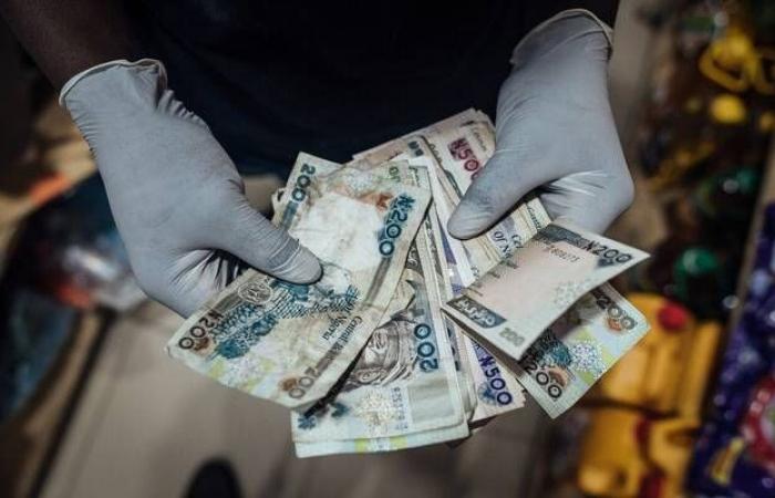 بعد قرارات تنظيمية.. عملة نيجيريا تهبط لأدنى مستوى على الإطلاق أمام الدولار