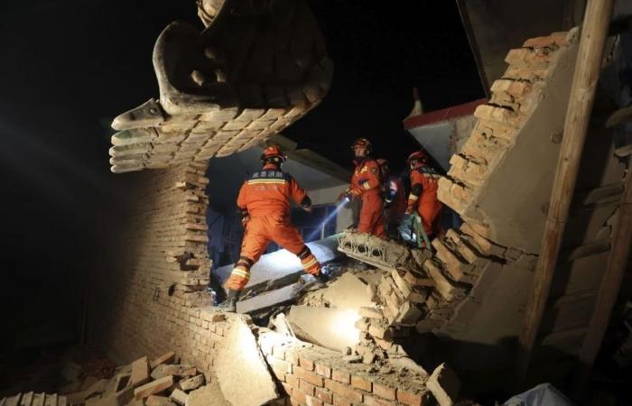 زلزال عنيف خلف الضحايا ودمر المنازل في الصين