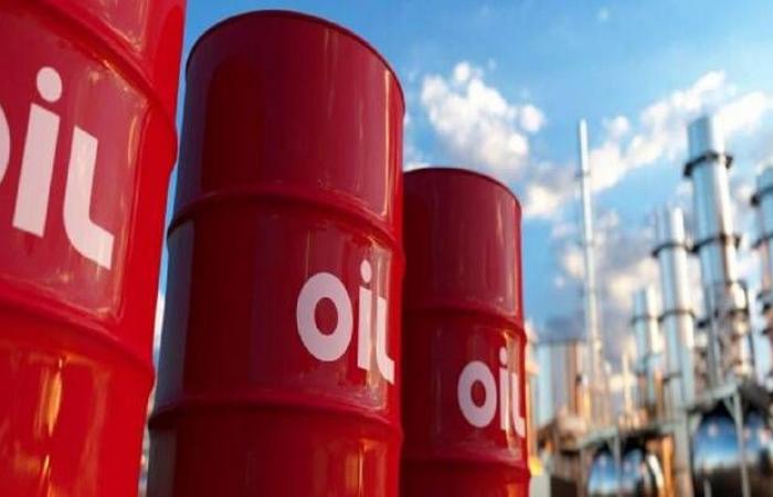 أسعار النفط تتراجع بأكثر من 2% مع تسوية تعاملات الجمعة
