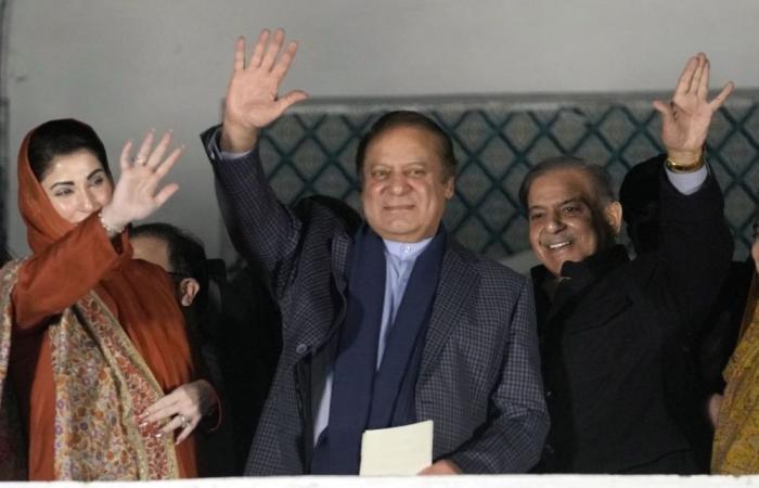 باكستان تصر على قيود الهواتف في الانتخابات