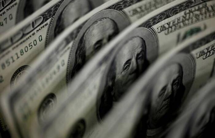 الدولار يتجه لتسجيل أول خسائر أسبوعية في 2024