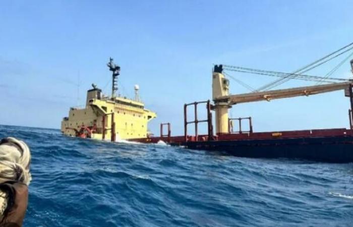 اليمن يعلن غرق السفينة "روبيمار" ويحمل الحوثيين مسؤولية الكارثة