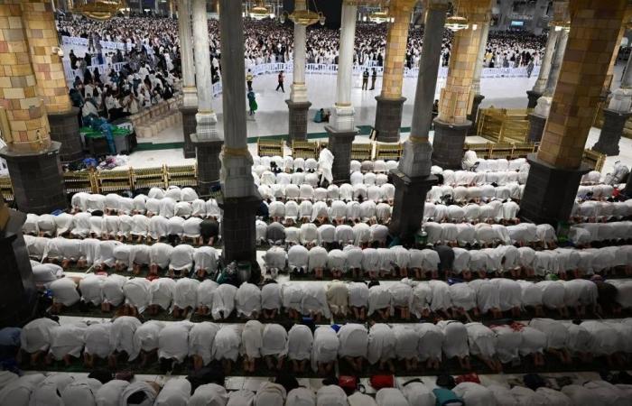 كثافة للمصلين والمعتمرين بالمسجد الحرام ليلة 25 من رمضان