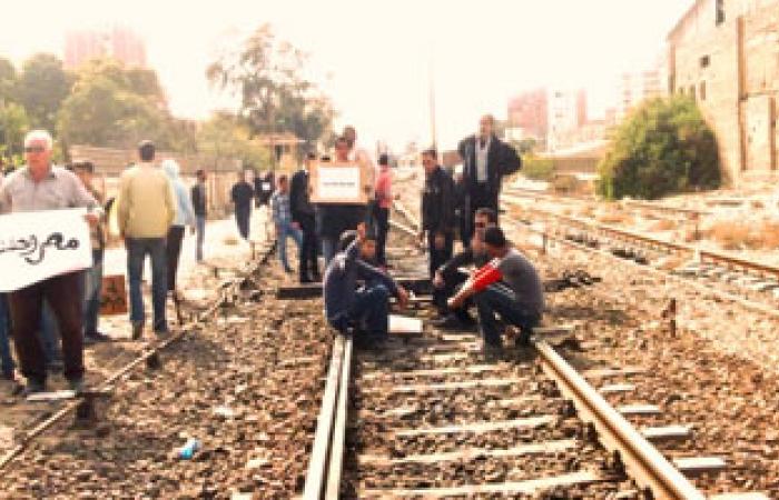 أمناء شرطة يقطعون شريط السكة الحديد بالبحيرة بعد الحكم بحبس زميلهم