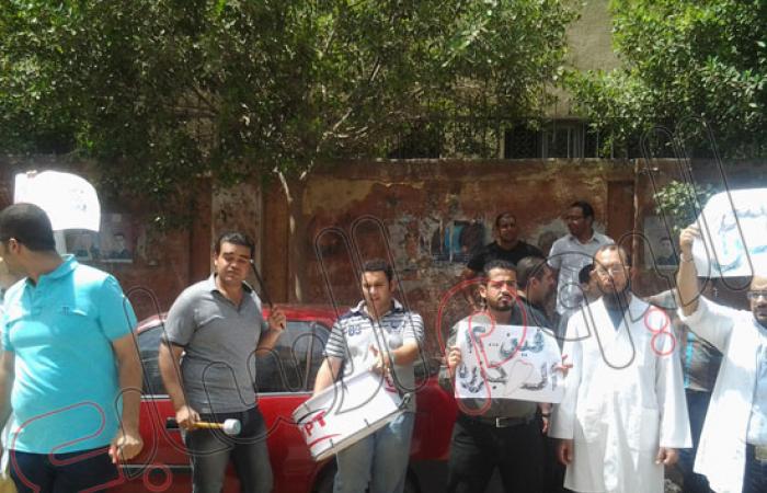 وقفة لأطباء وصيادلة الدقهلية أمام مديرية الصحة احتجاجا على "الجزرة"