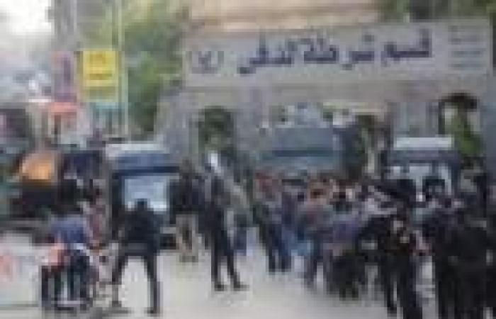 عشرات الشباب يتظاهرون أمام قسم الدقي بسبب تجديد حبس 3 من أصدقائهم
