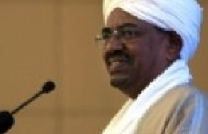 الرئيس السوداني يحضر مباراة الأهلي والمريخ في تكريم "الوالي"