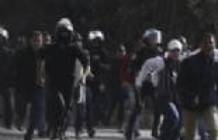الشرطة تطارد متظاهري كورنيش النيل بالمدرعات وقنابل الغاز