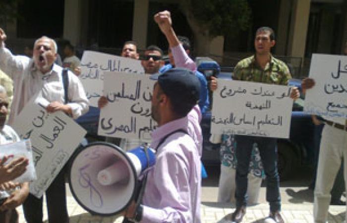 معلمو الإسكندرية المعتصمون أمام المجلس المحلى ينادون برحيل "مرسى"