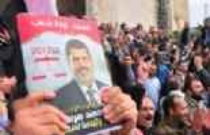 "تجرد" تجمع توقيعات تأييد مرسي أمام "عمرو بن العاص".. والإخوان يهتفون: إسلامية إسلامية