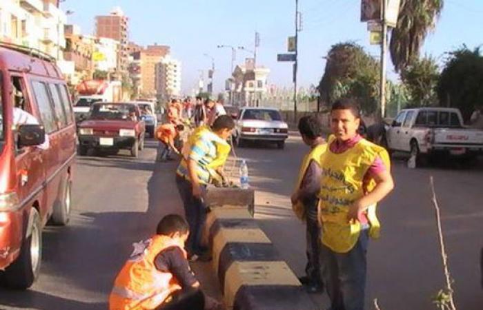 بالصور.. تجميل مدينة دسوق ولصق صورا للحث على النظافة