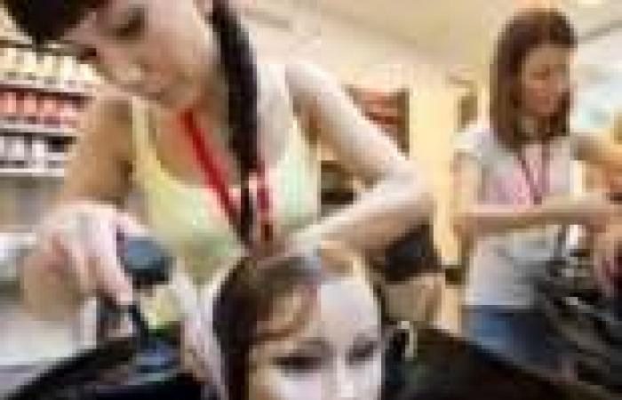 بالصور| مصففات الشعر يتدربون على نماذج "مانيكان" في روسيا