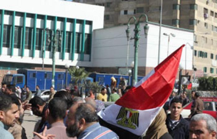 سائقو الأجرة بمنيا القمح ينقلون المتظاهرين لمليونية التفويض بالمجان