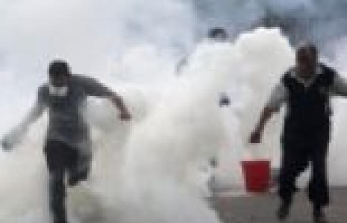 العاملون في مستشفى الشاطبي يستغيثون من الغاز المسيل والدخان نتيجة الاشتباكات في الكورنيش