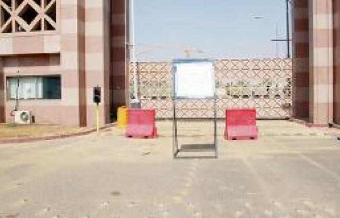 جامعة طيبة تغلق بوابتها الرئيسية