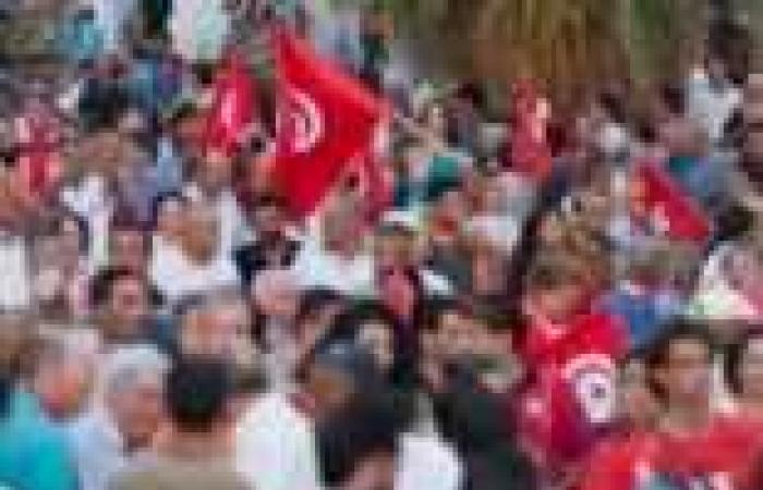 العاملون بالإذاعة التونسية يضربون عن العمل احتجاجًا على التدخل السياسي