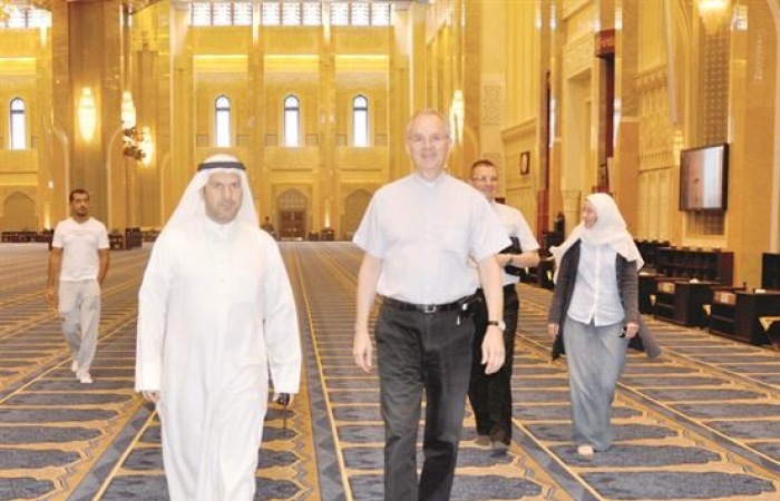 سفير الفاتيكان زار المسجد الكبير واطلع على ما يحتويه من نقوش وزخارف