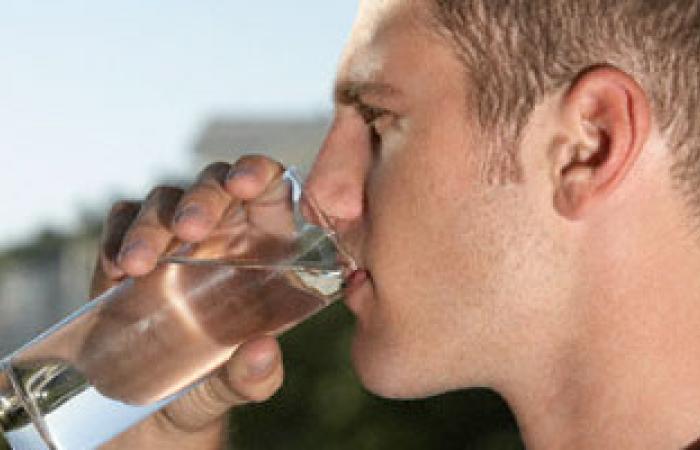 شرب المياه من الزجاجة "خاصة فى المكتب" يؤدى إلى ظهور التجاعيد!!