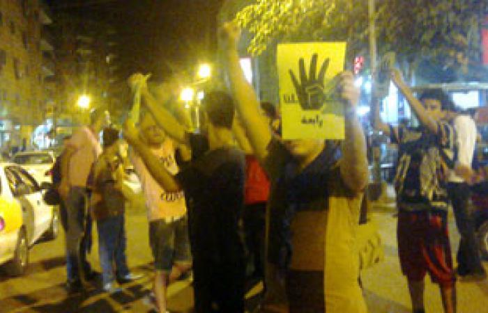 الإخوان ينظمون سلسلة بشرية بكفر الشيخ ويرفعون علامة "رابعة"