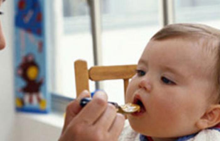 نصائح طبية لتقديم الطعام لطفلك بعد عامه الأول