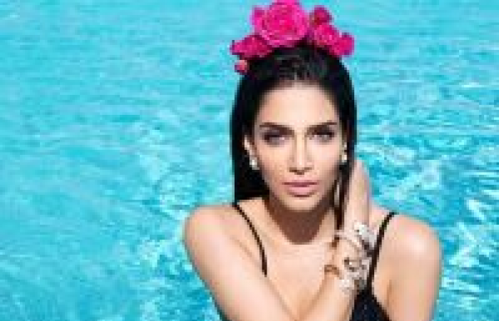 جيسيكا قهواتي تعرض المجوهرات بالبكيني في دبي