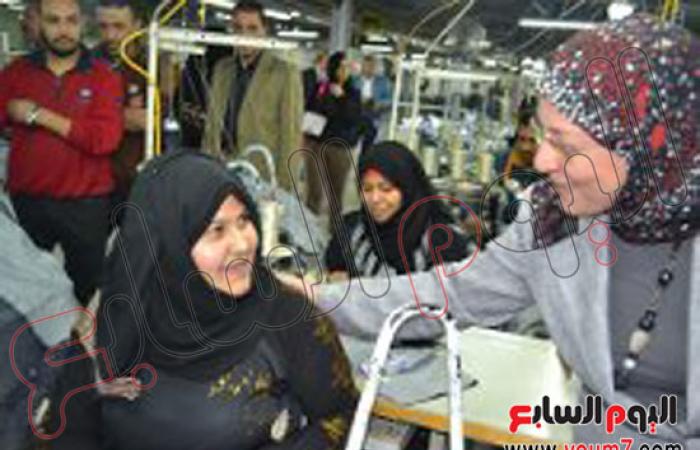 بالصور.. وزيرة القوى العاملة تزور مصانع للملابس الجاهزة ببورسعيد