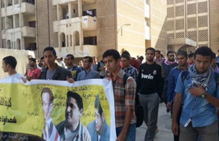 طلاب جامعة الأزهر من المنتمين للإخوان يتظاهرون أمام مبنى الجامعة