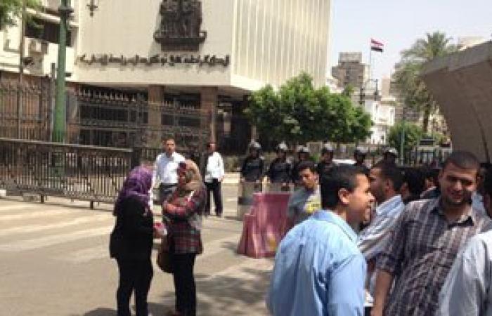 أوائل الخريجين يقطعون الطريق أمام البوابة الخلفية لمجلس الوزراء