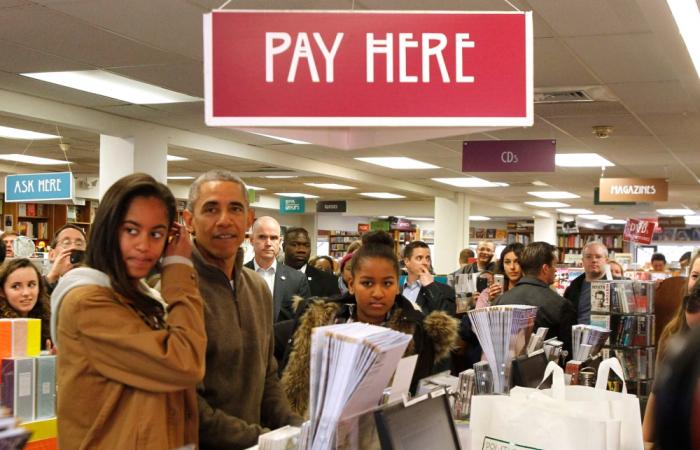 بالصور.. «أوباما» يشتري الكتب مع ابنتيه لدعم المتاجر الصغيرة