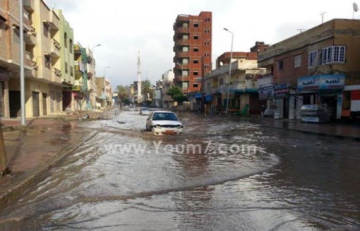 بالصور.. المطر يشل الحركة بشوارع مدينة العريش