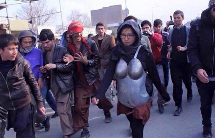 بالصور.. فتاة أفغانية تسير فى الشوارع بدروع حديدية خوفا من التحرش