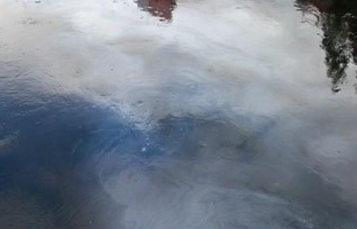مصادر: تشتيت التلوث البيئى الناجم عن كسر خط الزيت فى رأس غارب