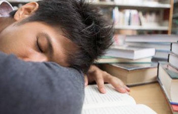 عدم انتظام نوم المراهقين يجعلهم أكثر نهما للطعام