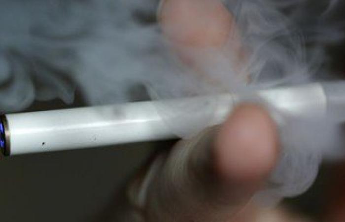 استشارى: استخدام السيجارة الإلكترونية لـ 5 دقائق يخفض كفاءة الرئة