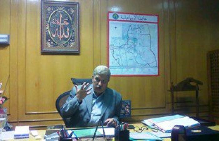 محافظ الإسماعيلية يستقبل المعزين فى وفاة عبد الرحمن الأبنودى