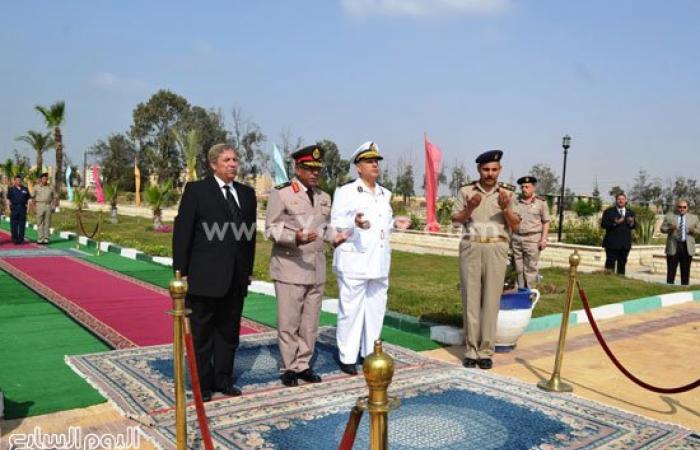محافظ الإسماعيلية وقائد الجيش الثانى يضعان الزهور على النصب التذكارى للشهداء