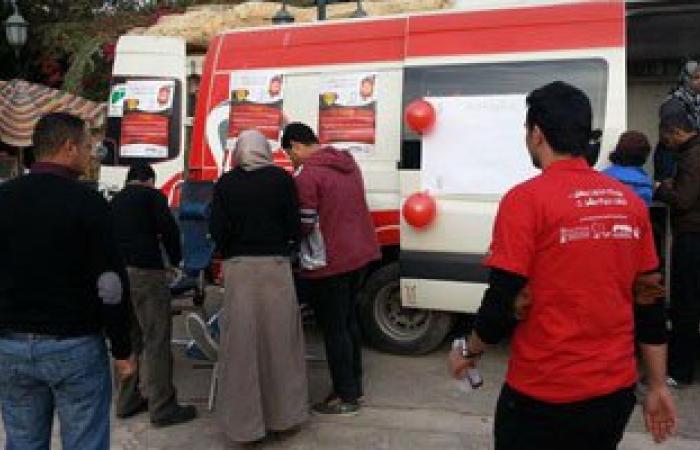 شباب الشرقية يشاركون فى حملات التبرع بالدم لصالح مصابى الجيش