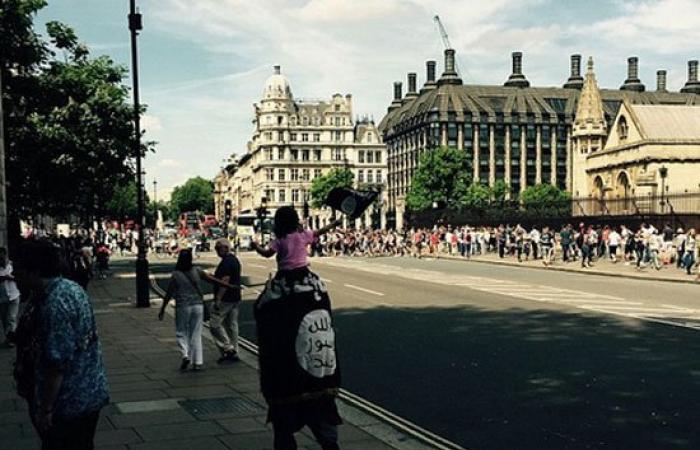 بالصور.. رجل وابنته يتجولان فى شوارع لندن بأعلام تنظيم "داعش"